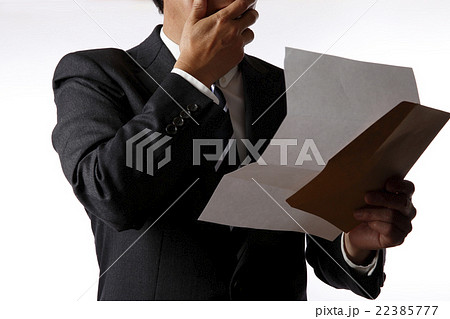 手紙を読むビジネスマン 手紙を読むビジネスマン 22385777