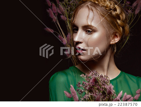 Beautiful girl with a gentle make-up, hairstyle 22387570