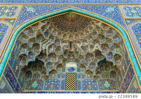 Details of Sheikh Lotfollah Mosque in Isfahan 22389589
