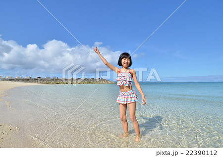 海水浴を楽しむ女の子 22390112