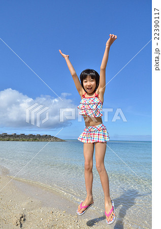 海水浴を楽しむ女の子 海水浴を楽しむ女の子 22390117