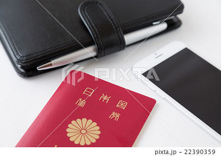 パスポートと手帳とスマホ 白バック パスポートと手帳とスマホ 白バック 22390359