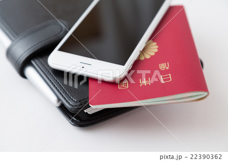 パスポートと手帳とスマホ 白バック パスポートと手帳とスマホ 白バック 22390362