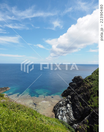沖縄・石垣島の御神崎灯台のある岬の切り立った崖と青い海と夏空 22390480