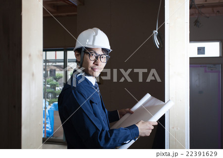 建築現場で壁を確認するビジネスマン 22391629