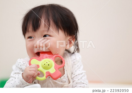 赤ちゃん 歯固め オモチャ おもちゃ ベビー 0歳 おしゃぶり コピースペース の写真素材