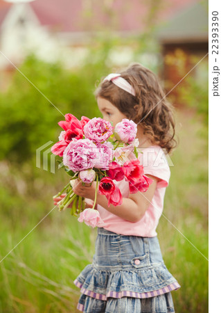 Girl with bouquet 22393390