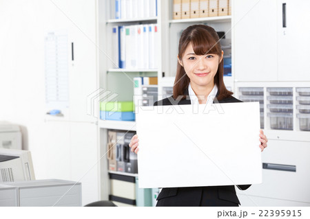ホワイトボードを持つ若いOL ホワイトボードを持つ若いOL 22395915