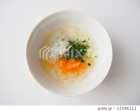 赤ちゃんの離乳食 ベビーそうめんの写真素材