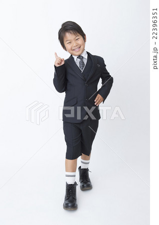 新学期の男の子　白背景 22396351