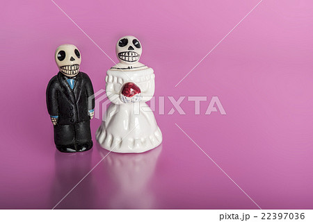 結婚　イメージ　新郎新婦人形　メキシコのカラベラ 22397036