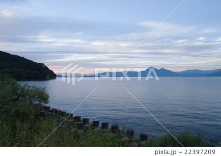 夕暮れの猪苗代湖と磐梯山 22397209