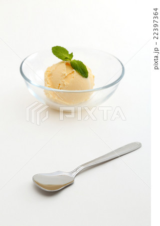 スプーンとバニラアイスクリーム 22397364