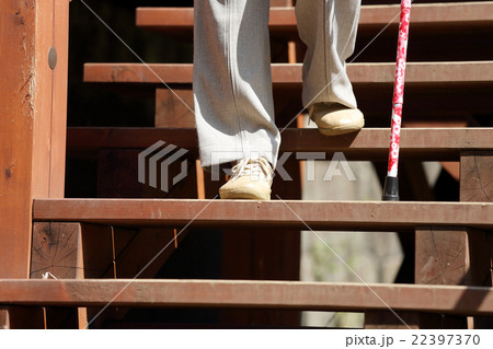 階段を降りるシニア女性 22397370