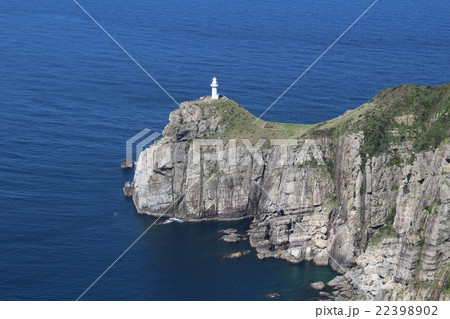 快晴の大瀬崎灯台と断崖　五島列島　福江島　長崎県 22398902