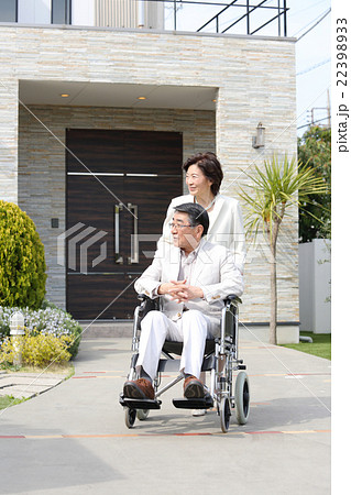 シニア夫婦 車イス外出 シニア夫婦 車イス外出 22398933