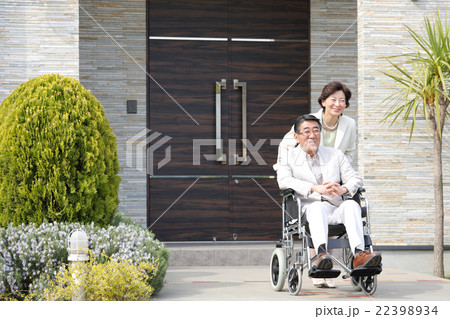 シニア夫婦　車イス外出 22398934