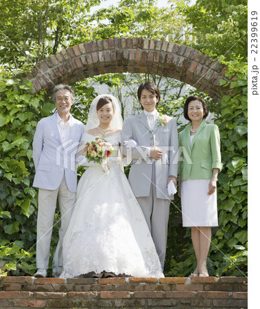 笑顔の新郎新婦と両親 22399619