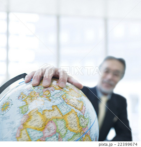 地球儀に置かれた手 22399674