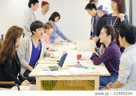 ミーティングをするビジネスパーソン 22400204