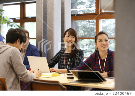 ミーティングをするビジネスパーソン ミーティングをするビジネスパーソン 22400467
