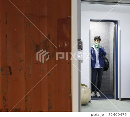 出社する男性 出社する男性 22400476