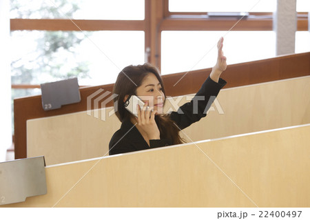 電話する女性 22400497