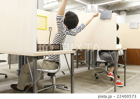 シェアオフィスで働く男性 シェアオフィスで働く男性 22400573