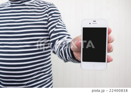 スマホを見せる男性 22400838