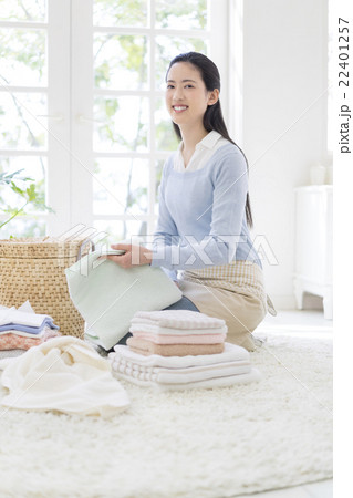 洗濯物を畳む日本人女性 洗濯物を畳む日本人女性 22401257