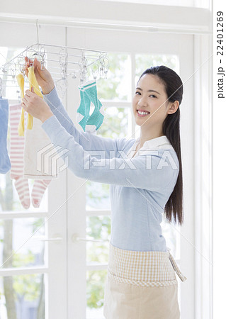 洗濯物を干す日本人女性の写真素材