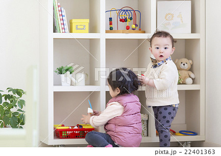 子供部屋で遊ぶ姉弟の写真素材