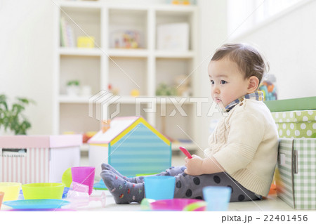 散らかった部屋に座る男の子 散らかった部屋に座る男の子 22401456