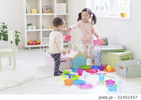 子供部屋で遊ぶ姉弟の写真素材