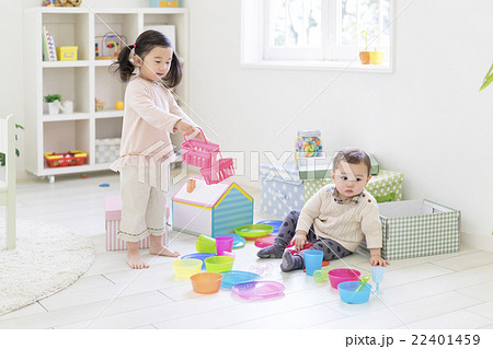 子供部屋で遊ぶ姉弟の写真素材