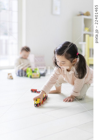 おもちゃで遊ぶ女の子 22401465