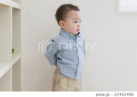 シャツを着た男の子 22401496