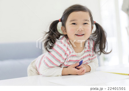 クレヨンを持つ女の子の写真素材 22401501 Pixta