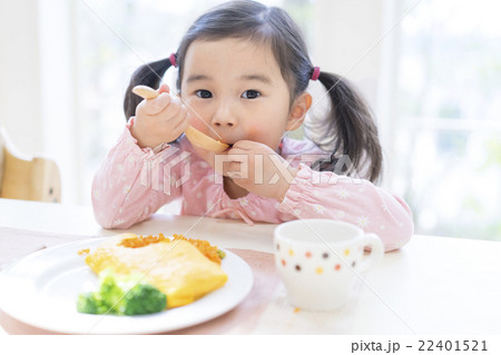 オムライスを頬張る女の子 オムライスを頬張る女の子 22401521