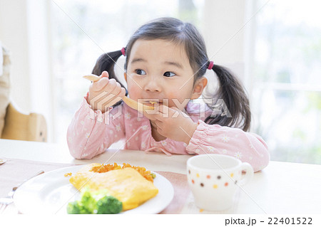 オムライスを食べる女の子の写真素材