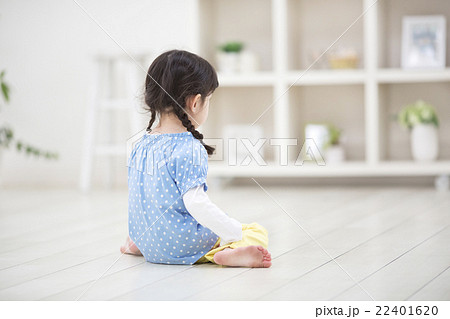 床に座る日本人の女の子の写真素材