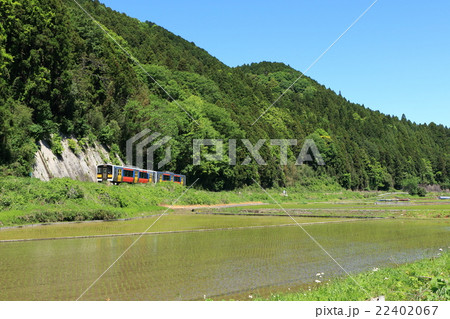 水郡線「新緑の山々と田園風景を走る列車」 水郡線「新緑の山々と田園風景を走る列車」 22402067