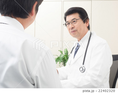 診察する内科医 22402320
