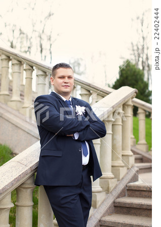 Portrait groom in nature Portrait groom in nature 22402444