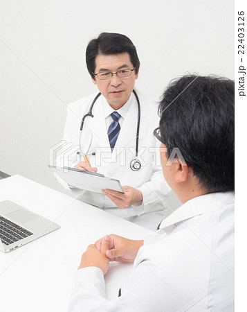 診察する内科医 診察する内科医 22403126