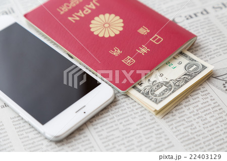ビジネスイメージ　パスポートとドルとスマホ 22403129