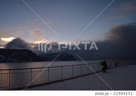 怪しい光塊をデッキで観察 北極圏・フィヨルド沿岸船より撮影 北欧ノルウェー 22404251