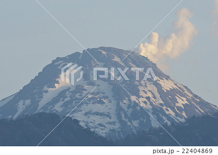 噴煙上げる新潟焼山 22404869