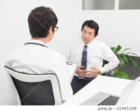 診察をうけるミドル男性 22405109