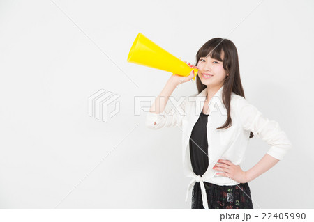 メガホンで応援する女性 メガホンで応援する女性 22405990